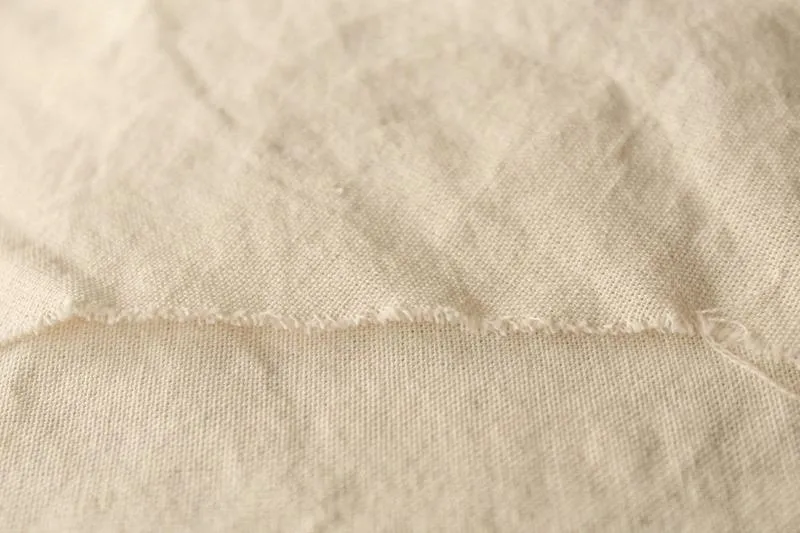 A smooth blended sheeting fabric